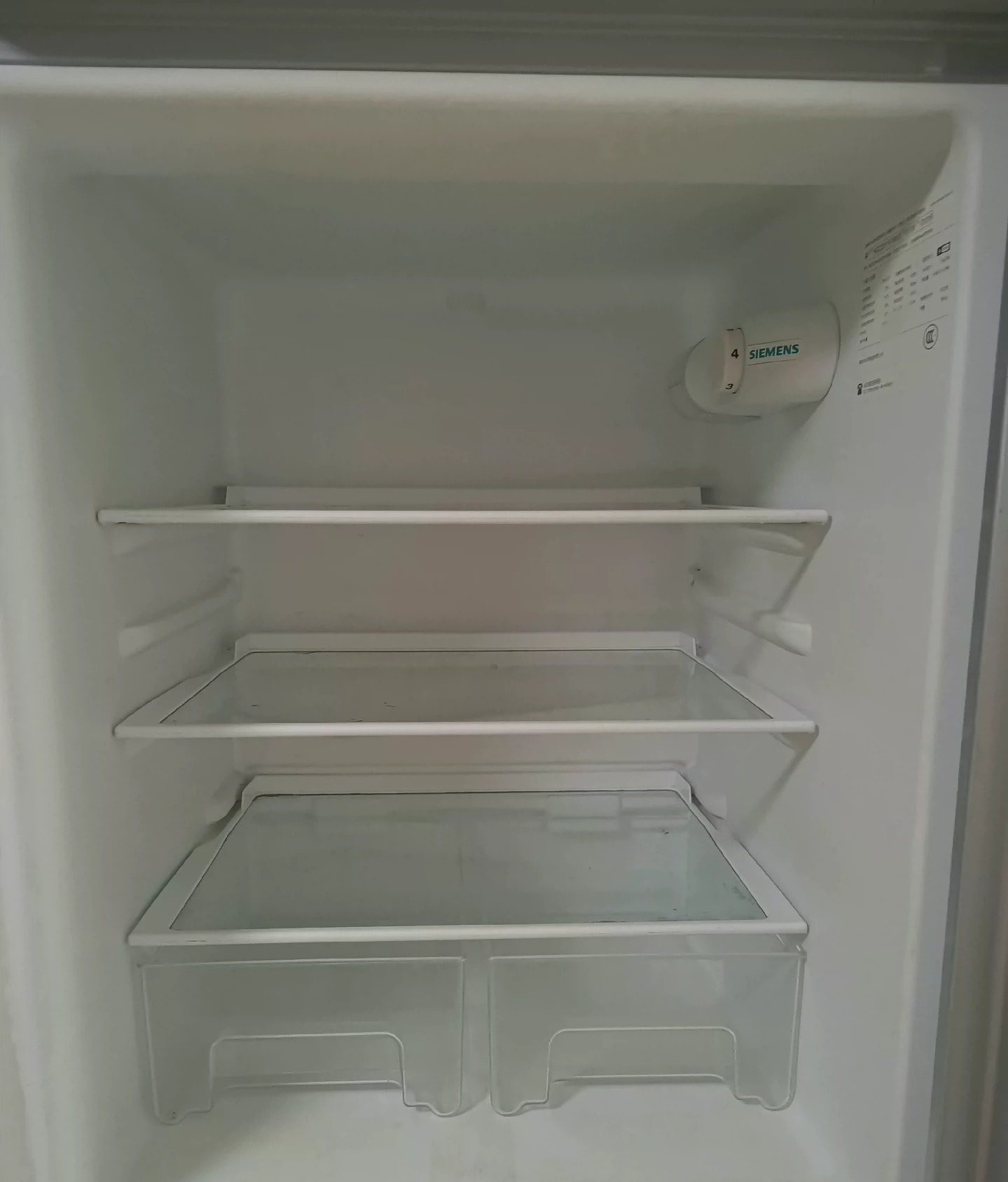 个人闲置西门子一级能耗冰箱225L自动控温三门冰箱 一切功能完好！无拆无修原装好货！外观良好无破损！ 二手物品售出后不退换不退换！ 可以上门看货，价格可小刀！